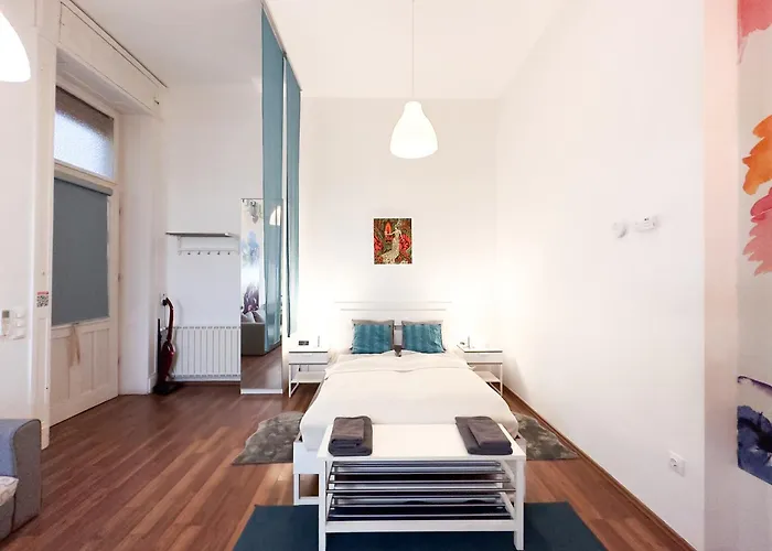 Charming Central Studio Apt - Flora\'S Room
