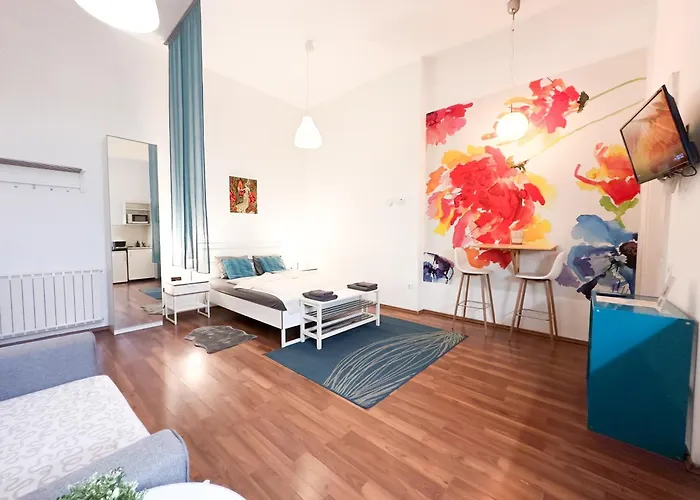 Charming Central Studio Apt - Flora\'S Room